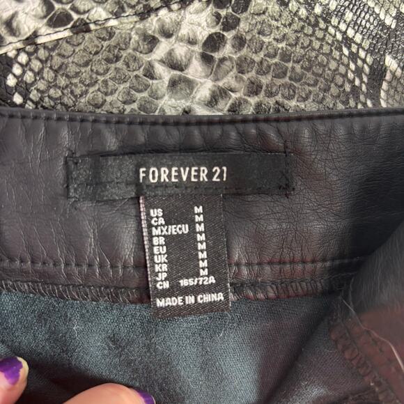 Forever 21 Womens Mini Skirt Size Medium Black Faux Leather Cowgirlcore Y2K 90s - Picture 4 of 4